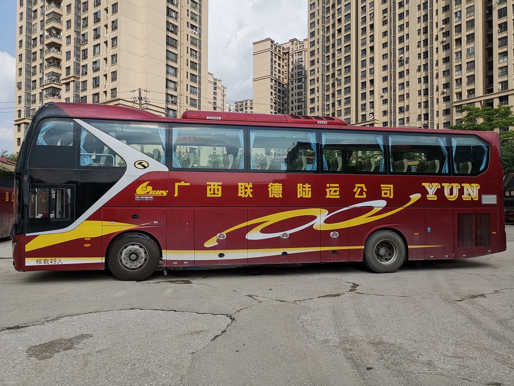 车辆编号4901,49座金龙大客车,9成新,可乘坐48人.共有同类车辆9辆.
